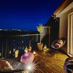 Days - Sunny Riverside Apartment *